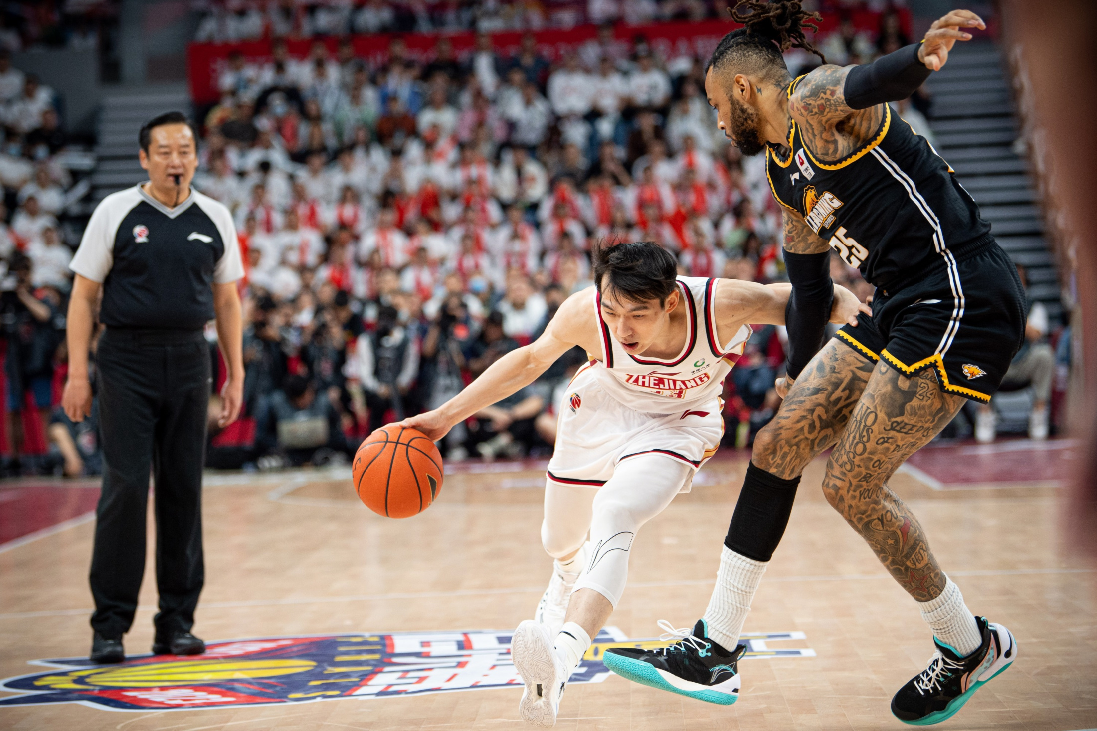 关于关键时刻突围战来临，山东男篮围绕法甲状态回暖，压力陡增，球队文化再被提及的信息